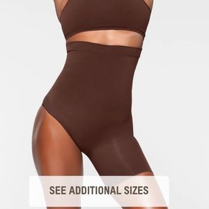 SKIMS SEAMLESS SCULPT SOLUTION SHORT RIGHT LEG EXPOSED